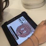 Journaliste dessine une animation sur une tablette