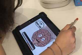 Journaliste dessine une animation sur une tablette