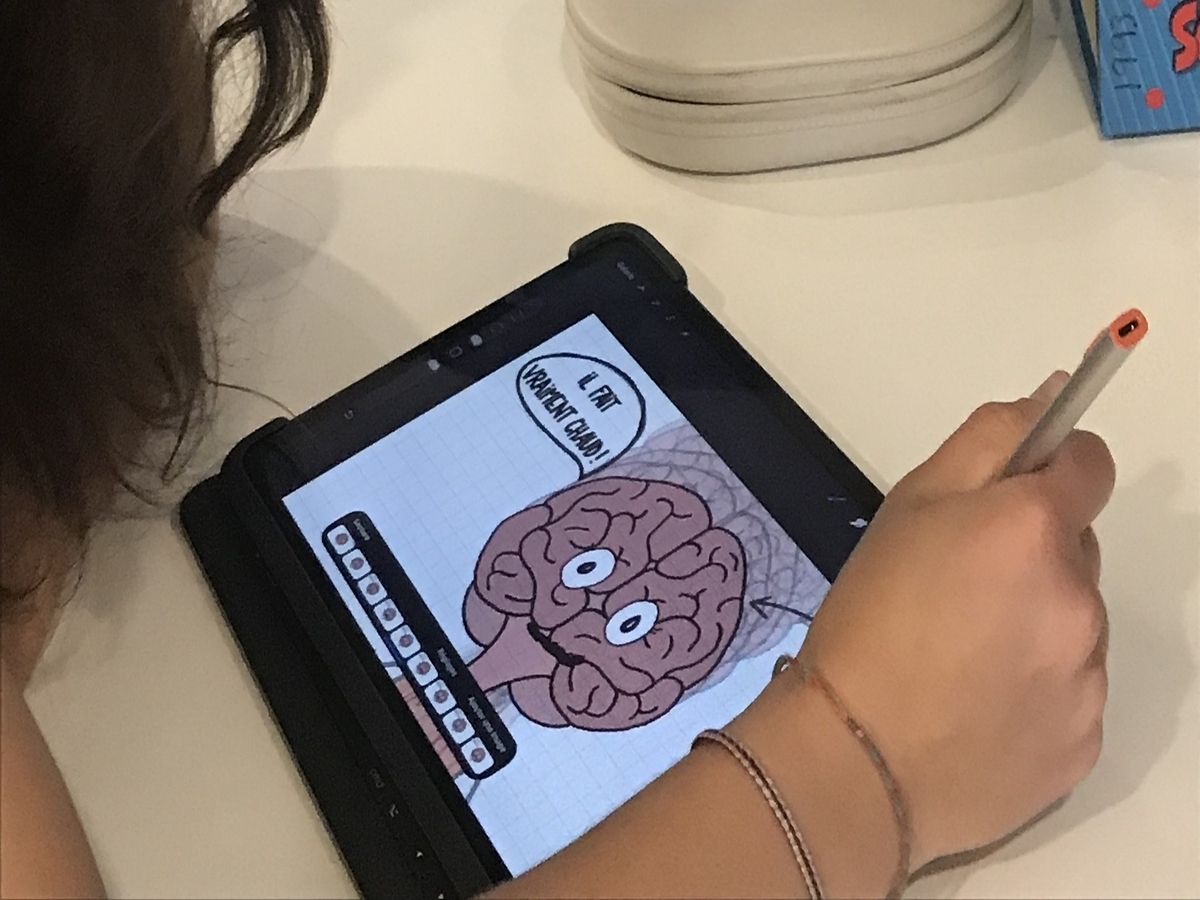 Journaliste dessine une animation sur une tablette