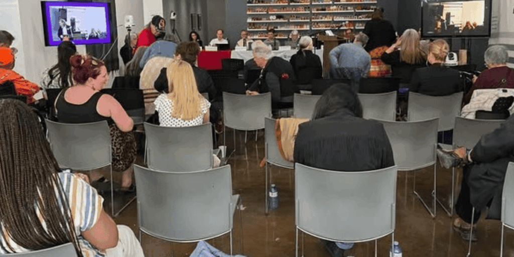 Une salle avec des chaises vides pendant une séance du Tribunal permanent des peuples à Montréal.